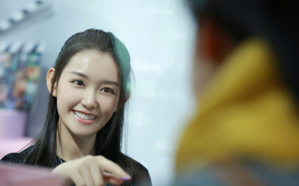 蒋依依现身北京电影参加艺考,素颜上镜,笑容极具感染力!
