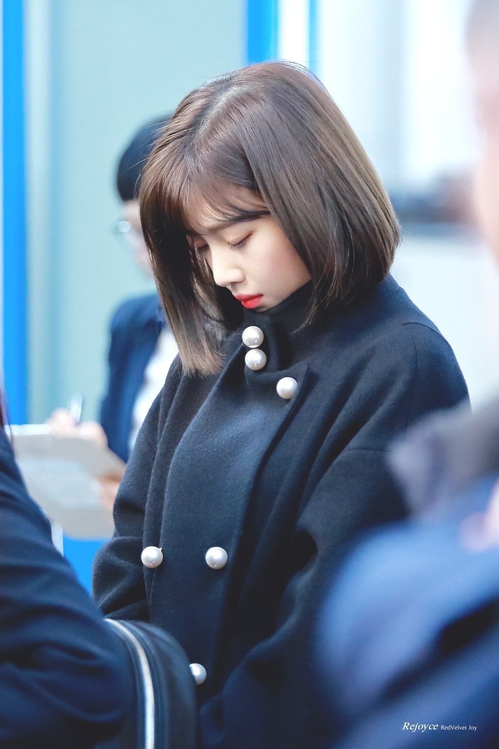 朴秀荣仁川机场私服街拍,齐肩短发清秀甜美,一抹红唇娇美可人