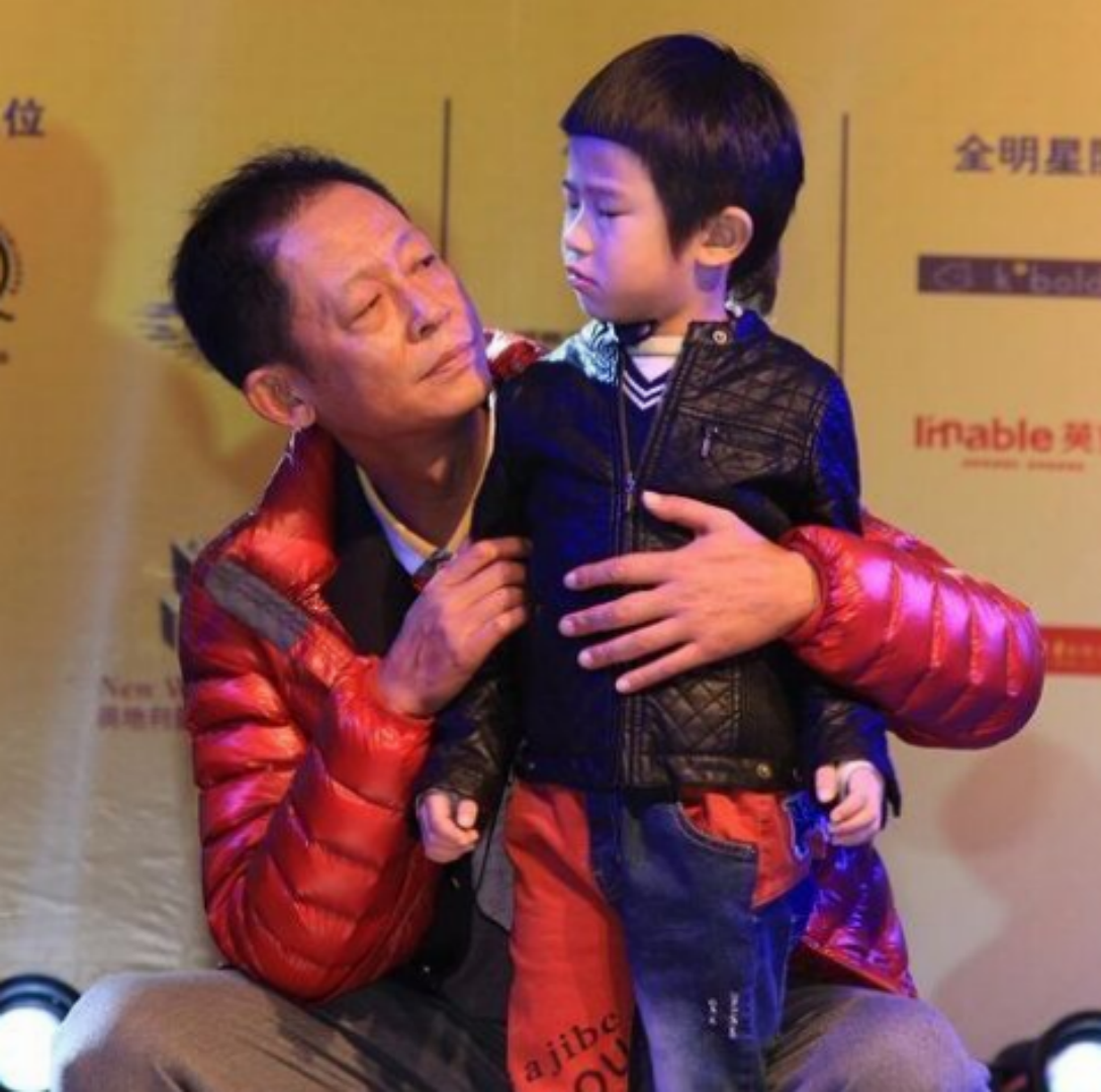 娶个娇妻小他8岁,身价过百亿,儿子刚满10岁,53岁的他人生赢家