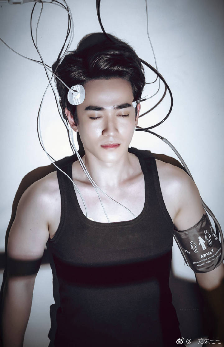 朱一龙胸肌照荷尔蒙气息爆表,你被撩了吗?