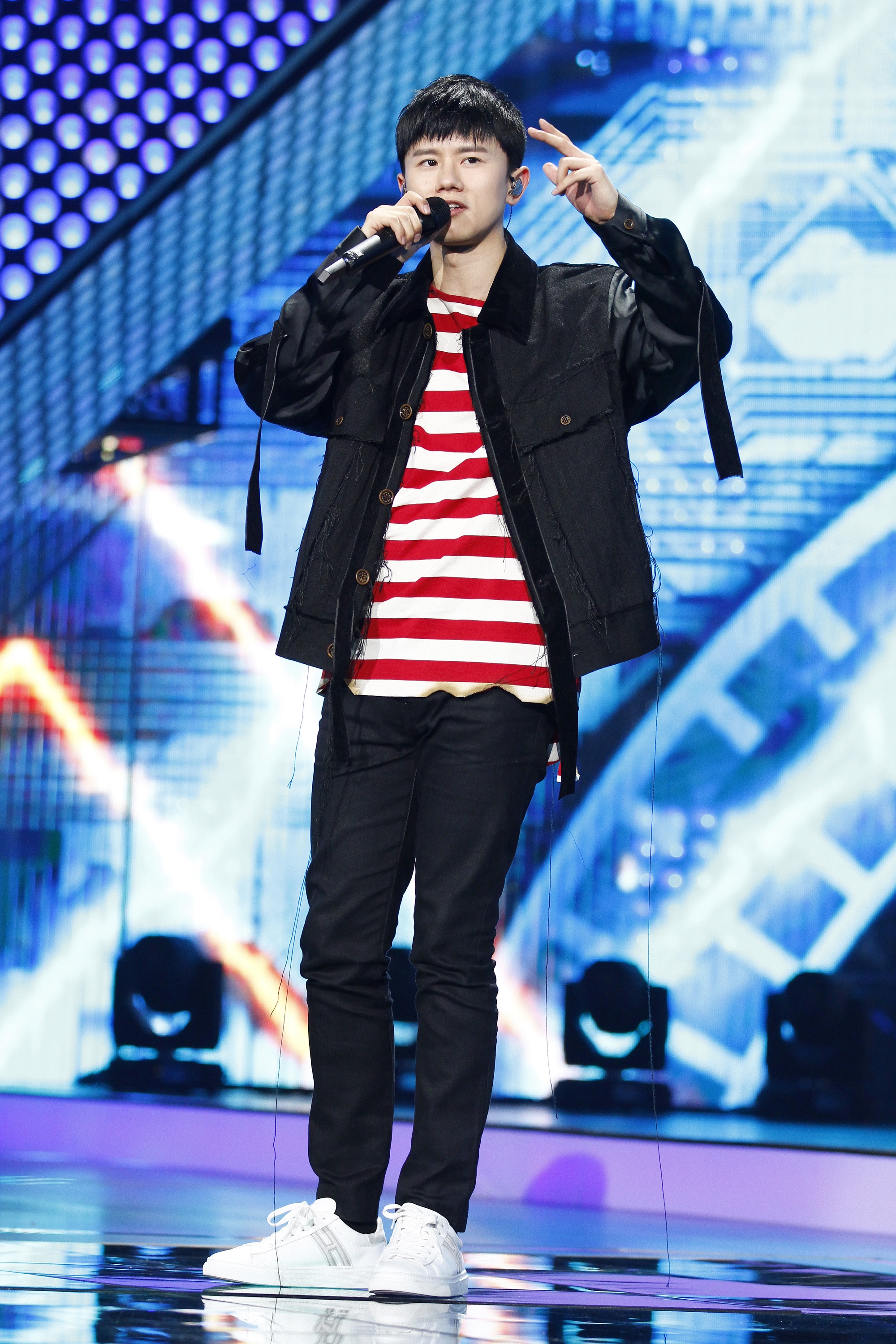 现场设备出现故障,张杰作为一名歌手竟然选择这样做!