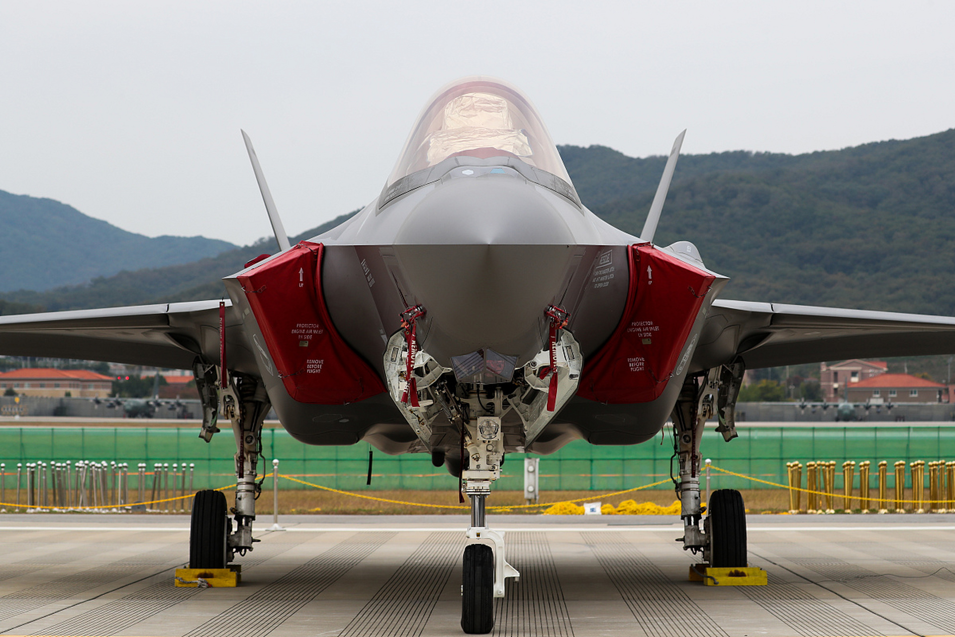 中国最新的歼轰-18隐身战机是一款先进的战斗机,具有多用途作战能力