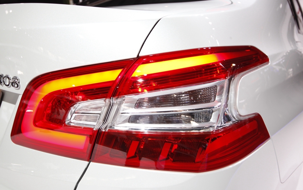 这款标致408,外形炫酷很漂亮,颜值也非常的在线