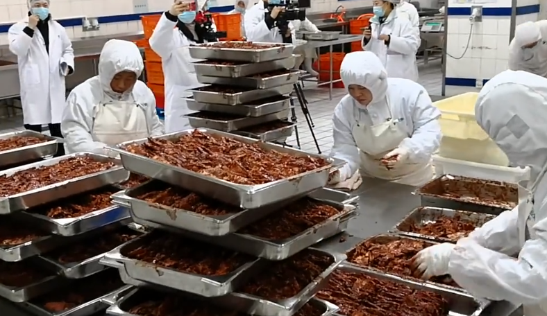 高铁盒饭生产车间公开,网友看完后吐槽:终于找到不好吃的原因了