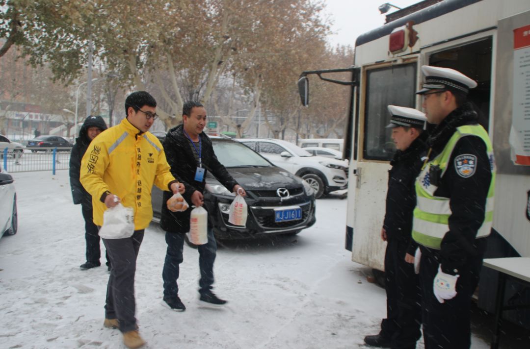 慰问组对一线交警工作人员不怕苦不怕累,冒着雪,战寒冷的工作精神表示