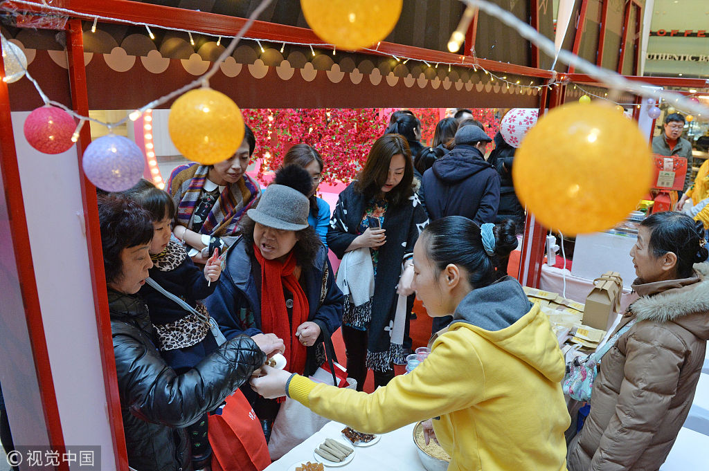 天津"非遗年货市集"开市  市民现场购买传统小吃