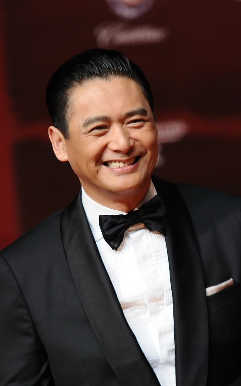 骨裂半月后发哥首现身,一脸憔悴疲惫  68岁香港影帝周润发7月底跑步时