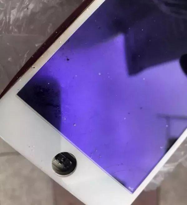 放在衣兜的苹果手机,突然冒烟自燃!贵阳男子吓懵,维修人员却说