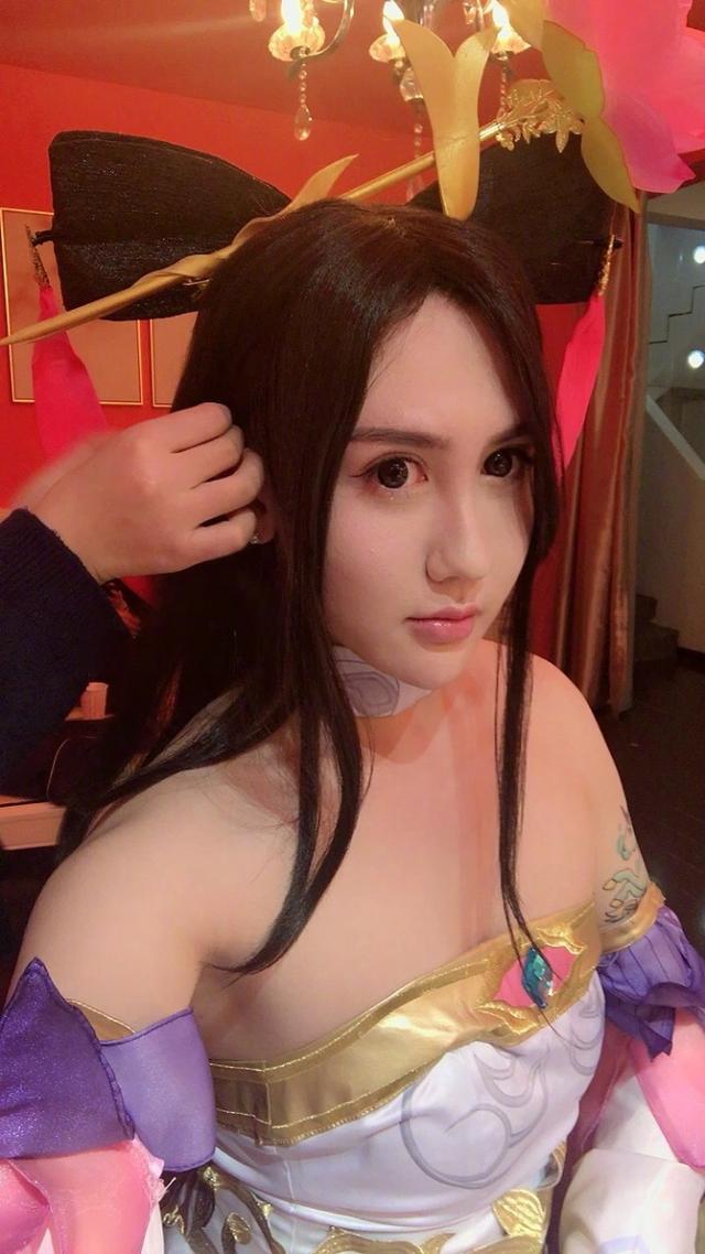 刘梓晨自称女神打扮妖娆,穿女装惊艳无比,网友纷纷称已爱上他!