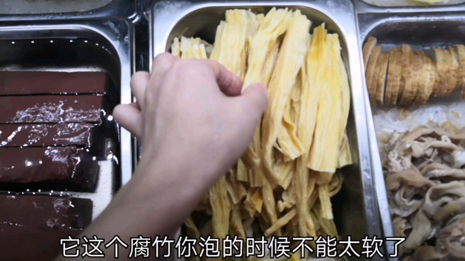 小两口在深圳开麻辣烫店,早上9点忙到下午3点才能吃饭,不容易