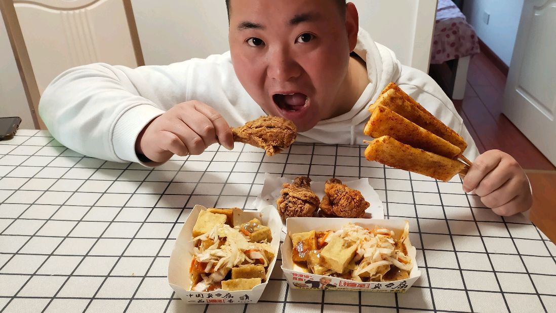疫情解除对小吃下狠手了炸鸡+脆皮年糕+臭豆腐双拼