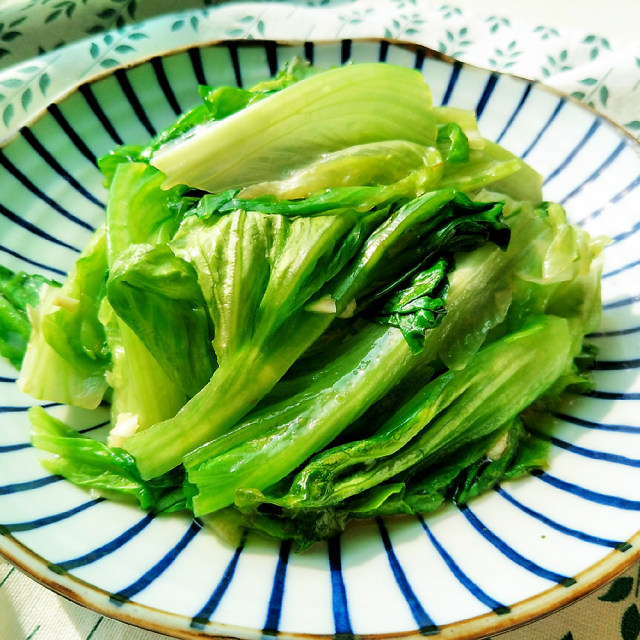 快炒蒜蓉生菜,色泽鲜艳,又脆又不流汤,非常的清爽