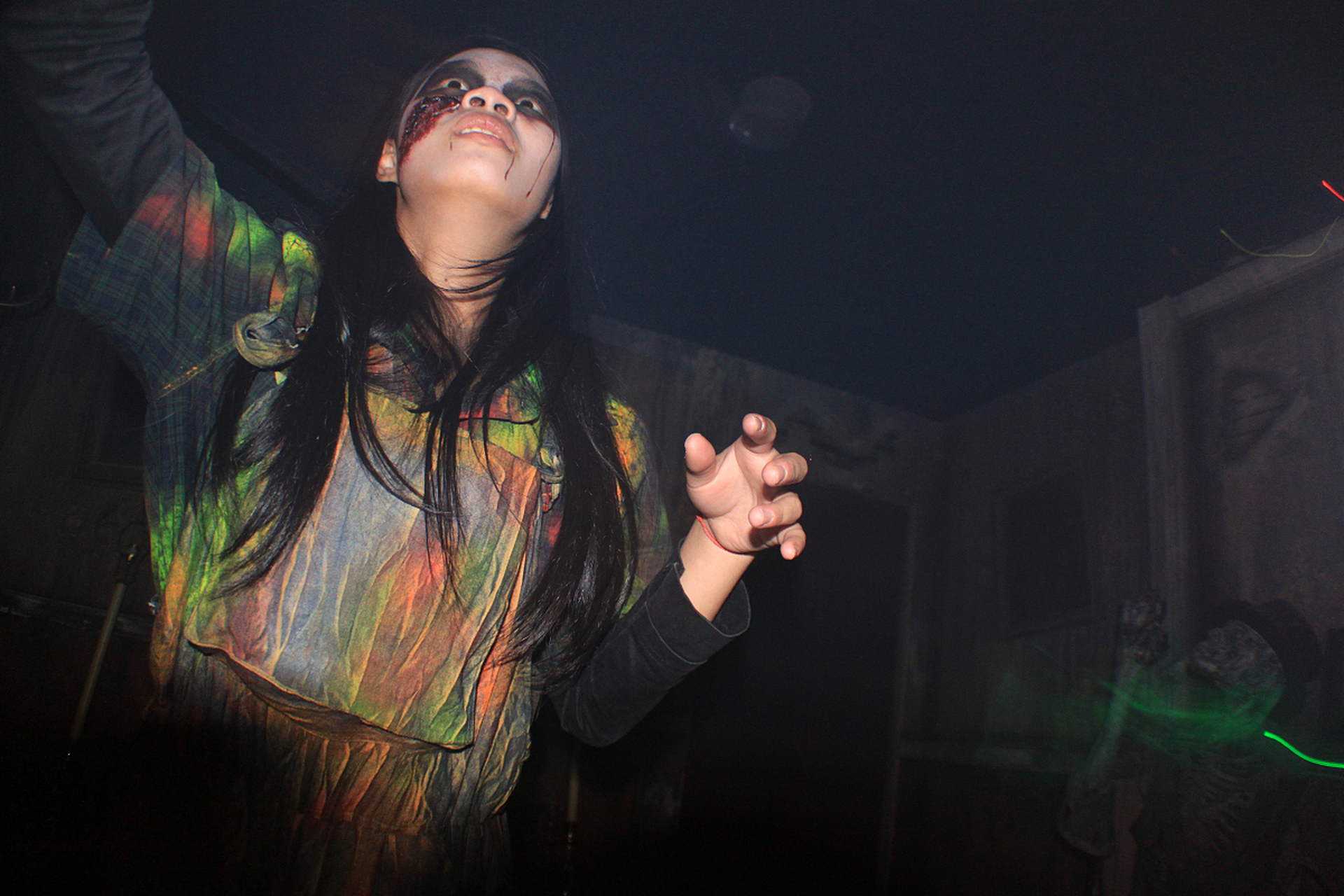 近日,重庆鬼屋一名女子在扮演npc时,遭遇一名男玩家的袭胸行为,引发