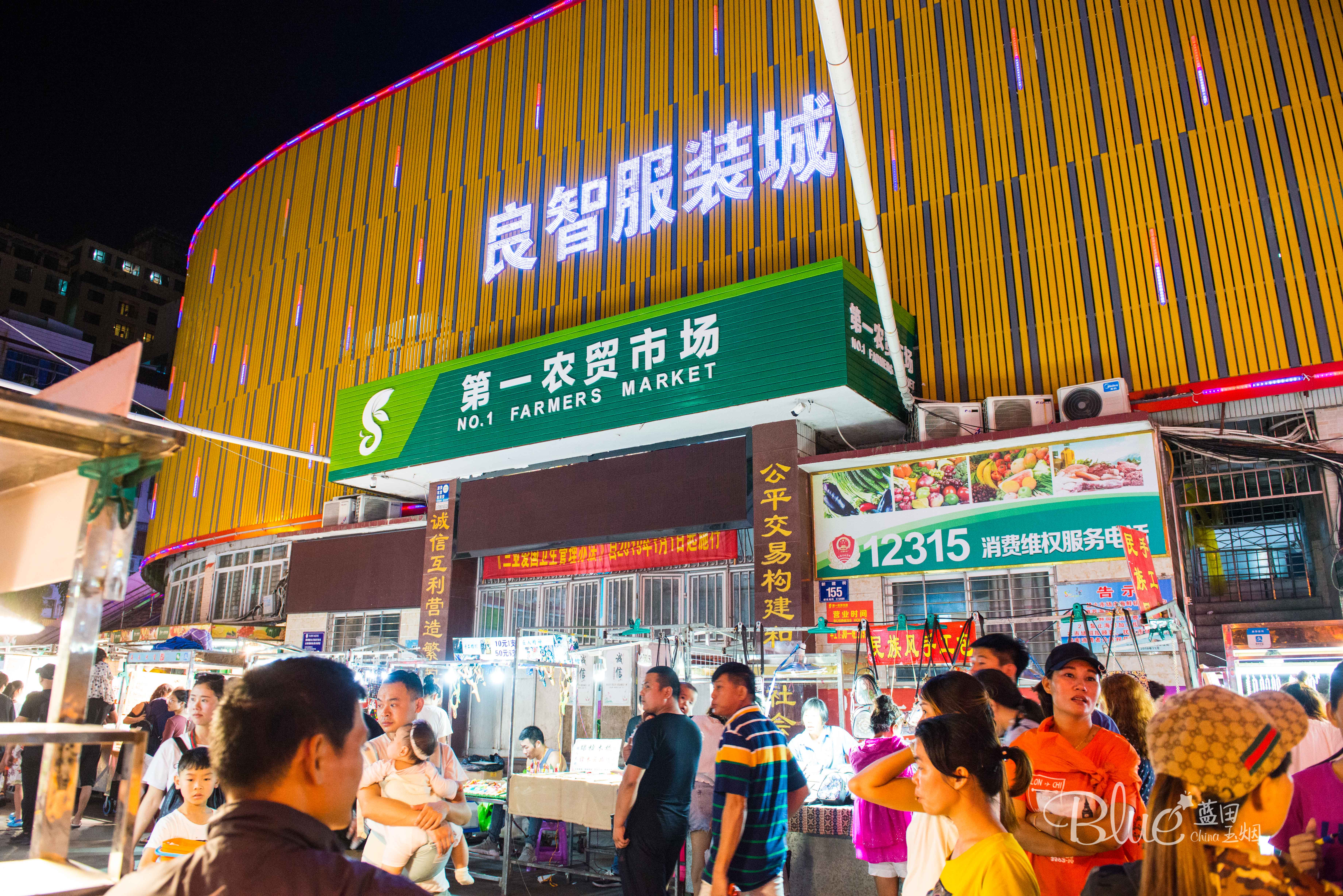 三亚第一市场,到这里来的游客,不是来买个新鲜就是来看个新鲜