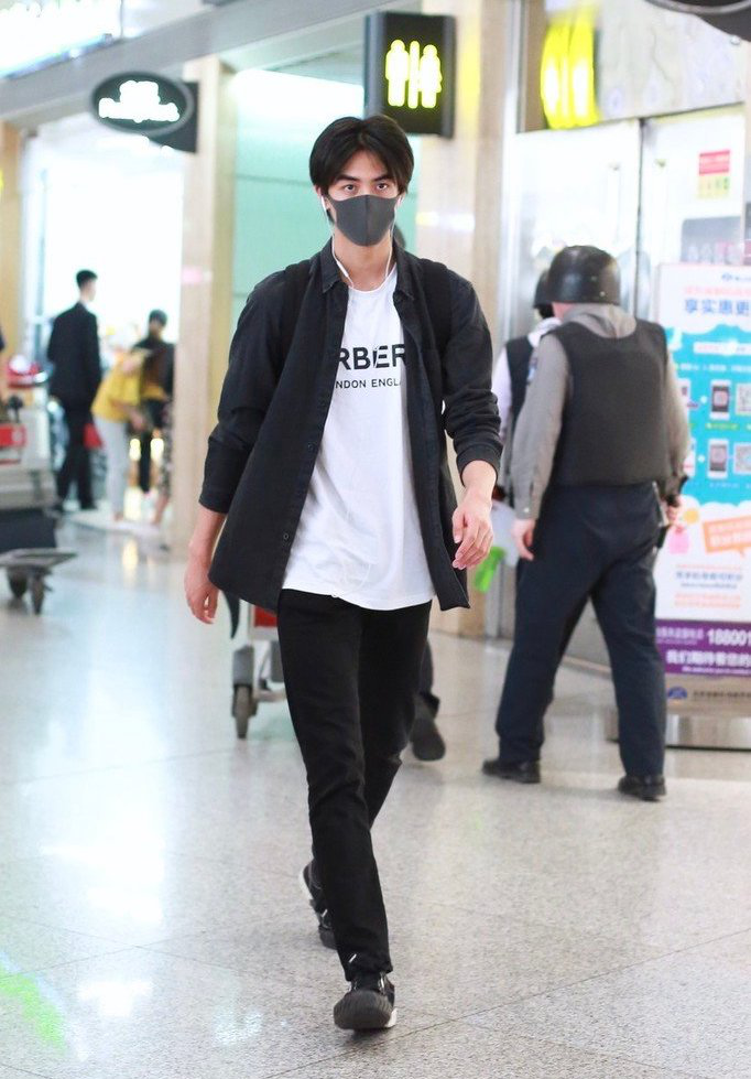 宋威龙时尚大片!黑色牛仔衬衫配白色t恤,穿出腿长"2米"气势