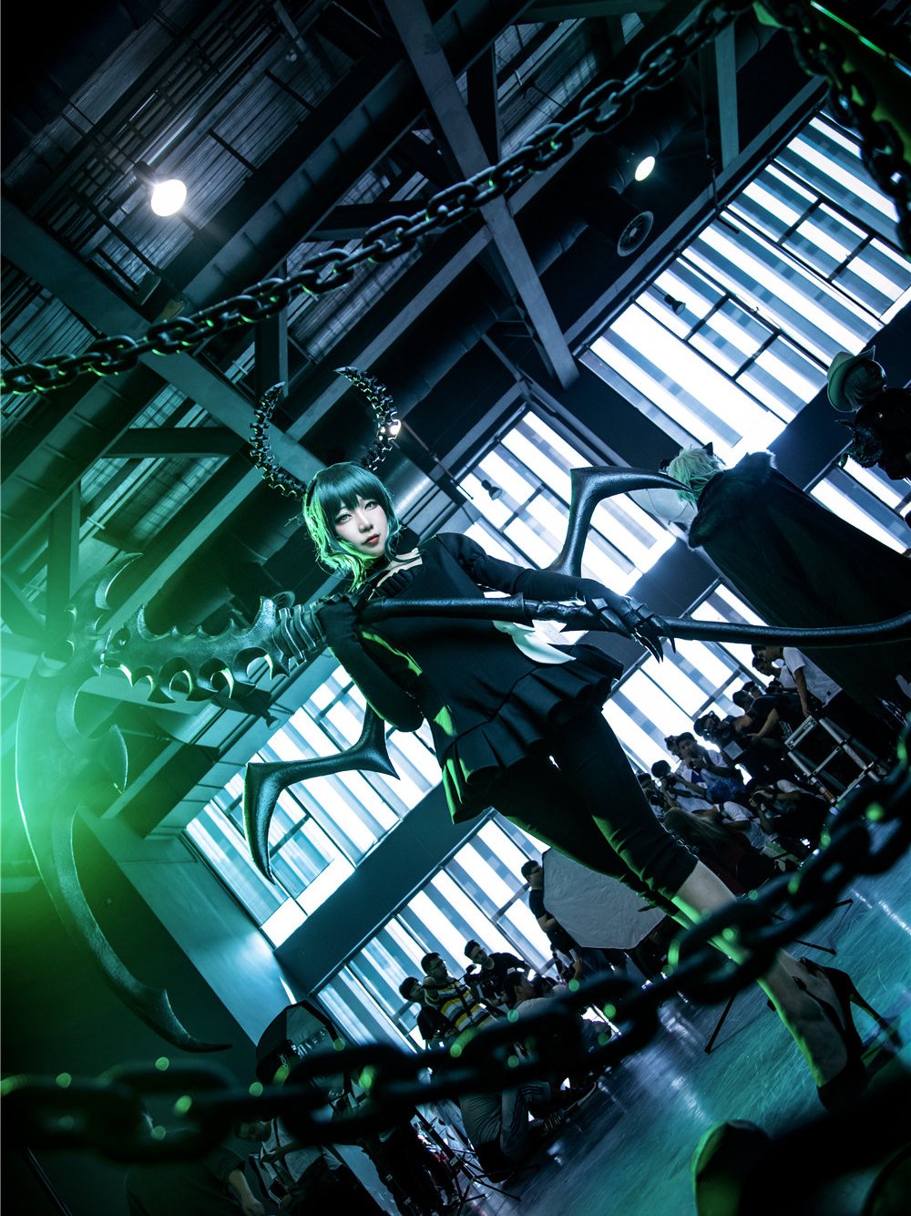 黑岩射手死亡主宰cos:身上散发着绿色闪光,笑容中伴随着残酷