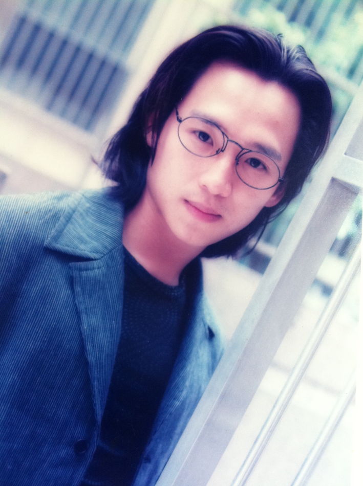 他是张柏芝的初恋,长相和黄家驹相似,现如今成为诗人?