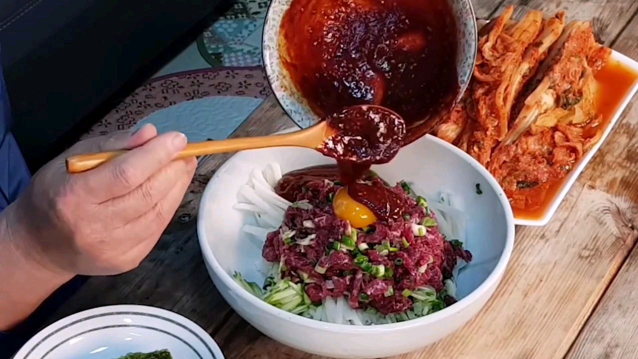 韩国美食:生牛肉鸡蛋拌饭,放点梨和黄瓜丝,香