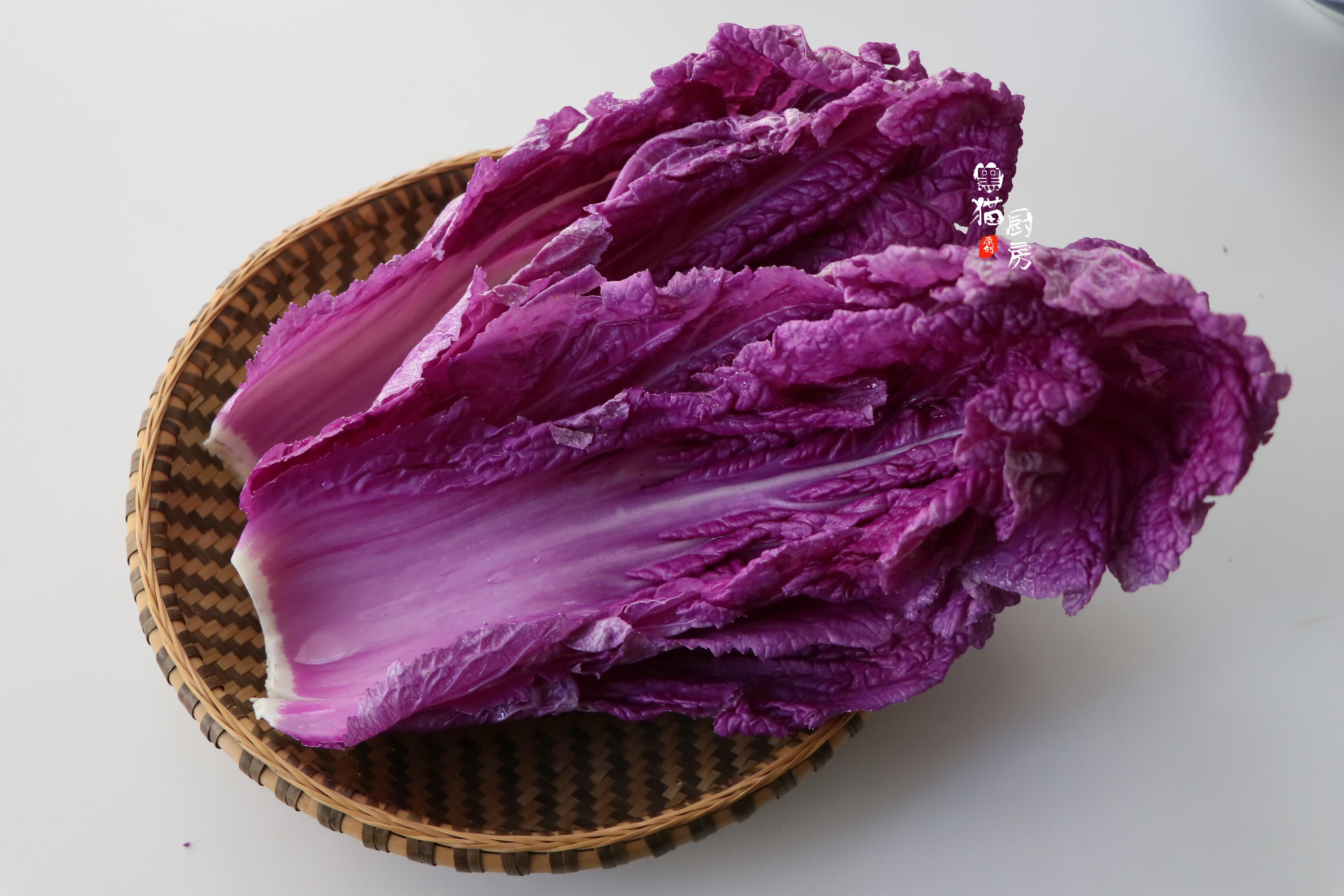 食材:紫白菜一颗,大葱段2段,花椒少许,小米辣2个,蒜末适量,盐,油泼