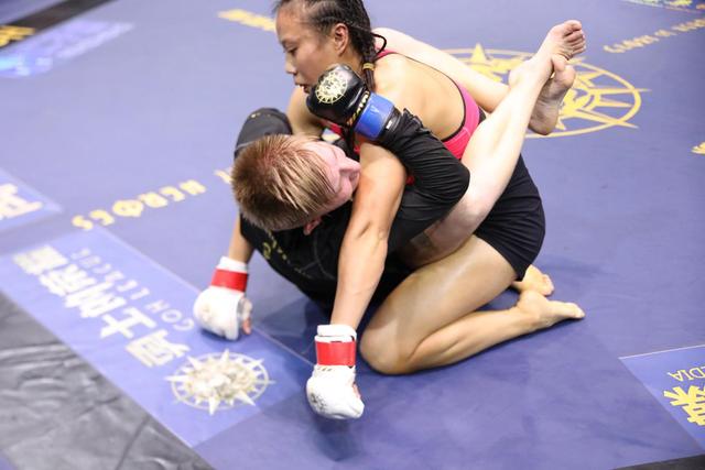 格斗女将王雪实力惊人,首次登台强势碾压对手获胜!