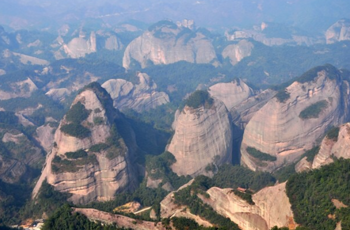 新宁县政府工作人员张某告诉我们,关于湖南广西八角寨景区价格不一致