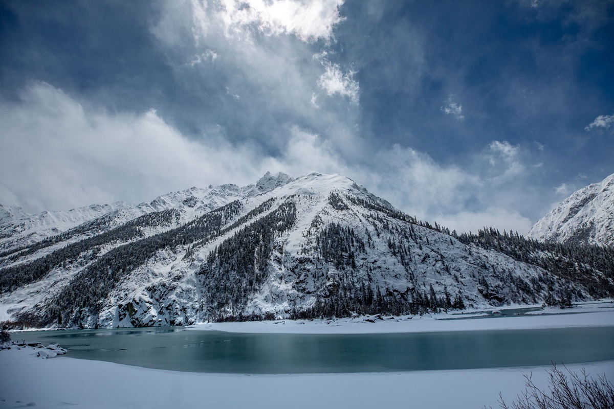 然乌湖雪景图片