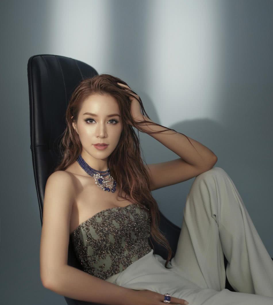 她14岁做模特,24岁嫁千亿富豪,8年生4胎,如今35岁宛如少女!