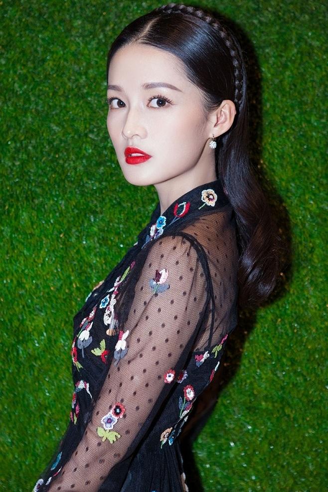 清新气质的小花旦李沁