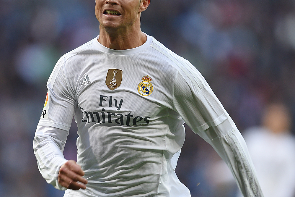 c罗是足球界最著名的运动员之一,职业生涯总进球数超过800粒,无论在