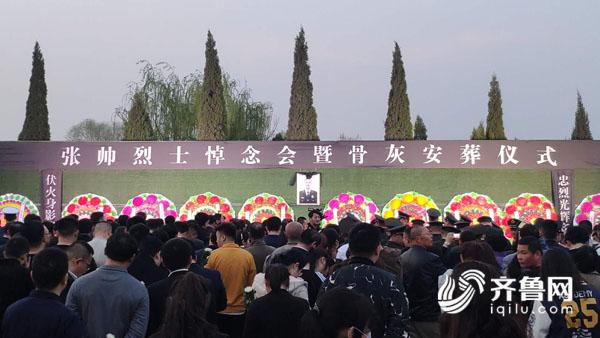 张帅烈士魂归故乡 当地乡亲自发接他回家