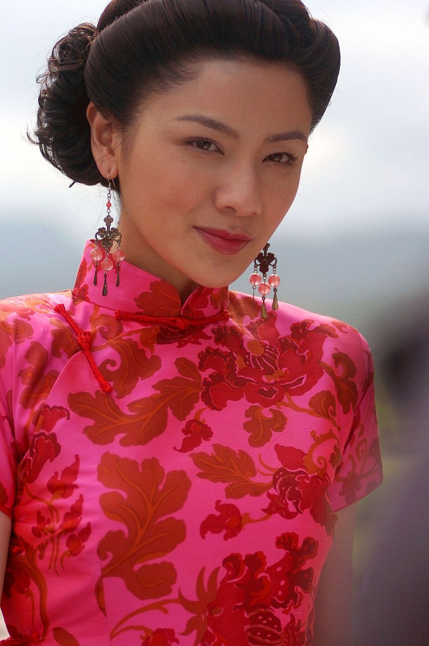 胡可这身旗袍装,这身打扮,真的很有"姨娘"的气质.