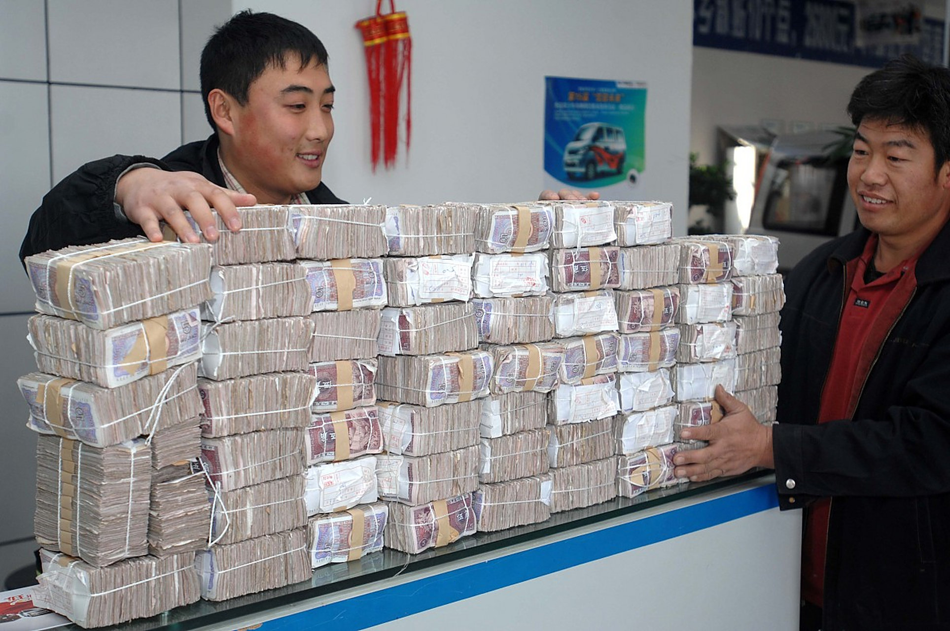 关于#大额现金交付# ,人民法院应根据交付凭证,支付能力,交易习惯