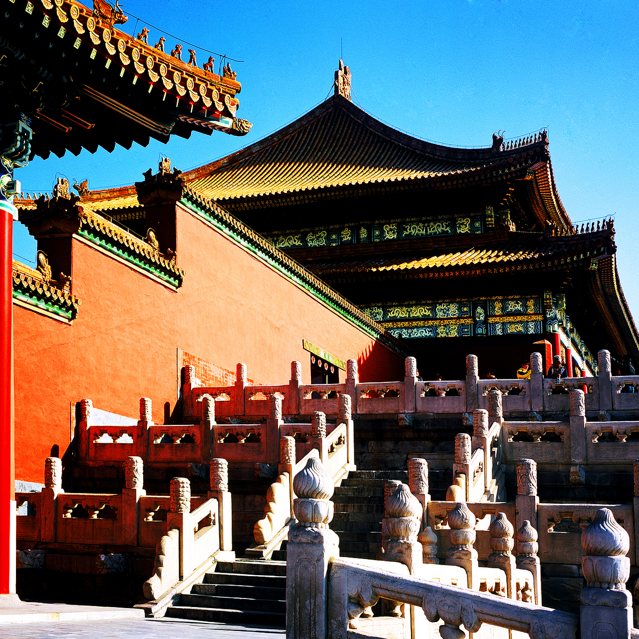 北京故宫是世界上规模最大,保存最完好的古代皇宫建筑群,是中国古代