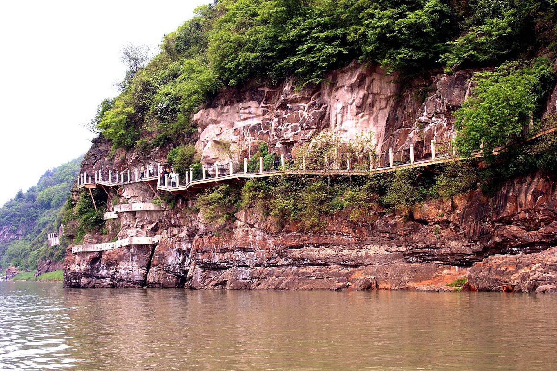 合山风景名胜区位于阳江市东北部,以其壮观的山水风光而著称.