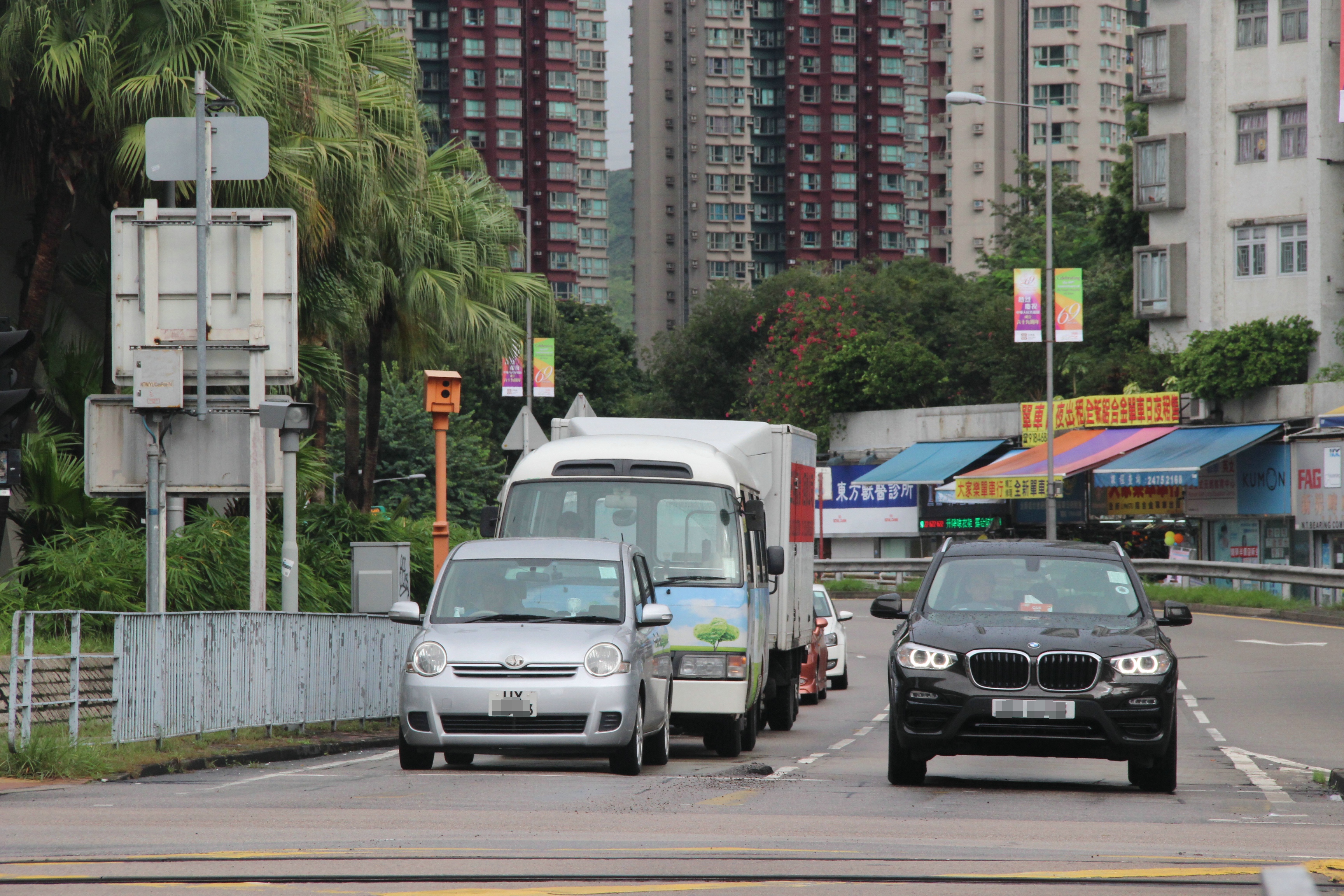 拍香港乡下街景:道路干净,车辆井然有序,彰显市民高质素