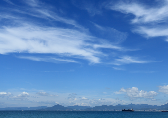 夏天的太阳,像个大火球,火辣辣地照射着大地