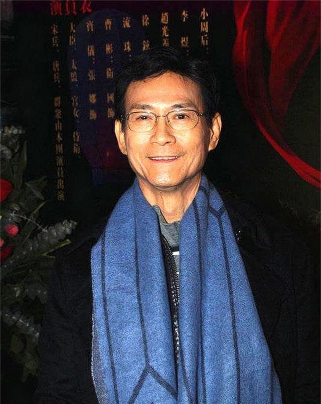 72岁郑少秋近照,身穿正装风采依旧,这才是真正的"不老男神"