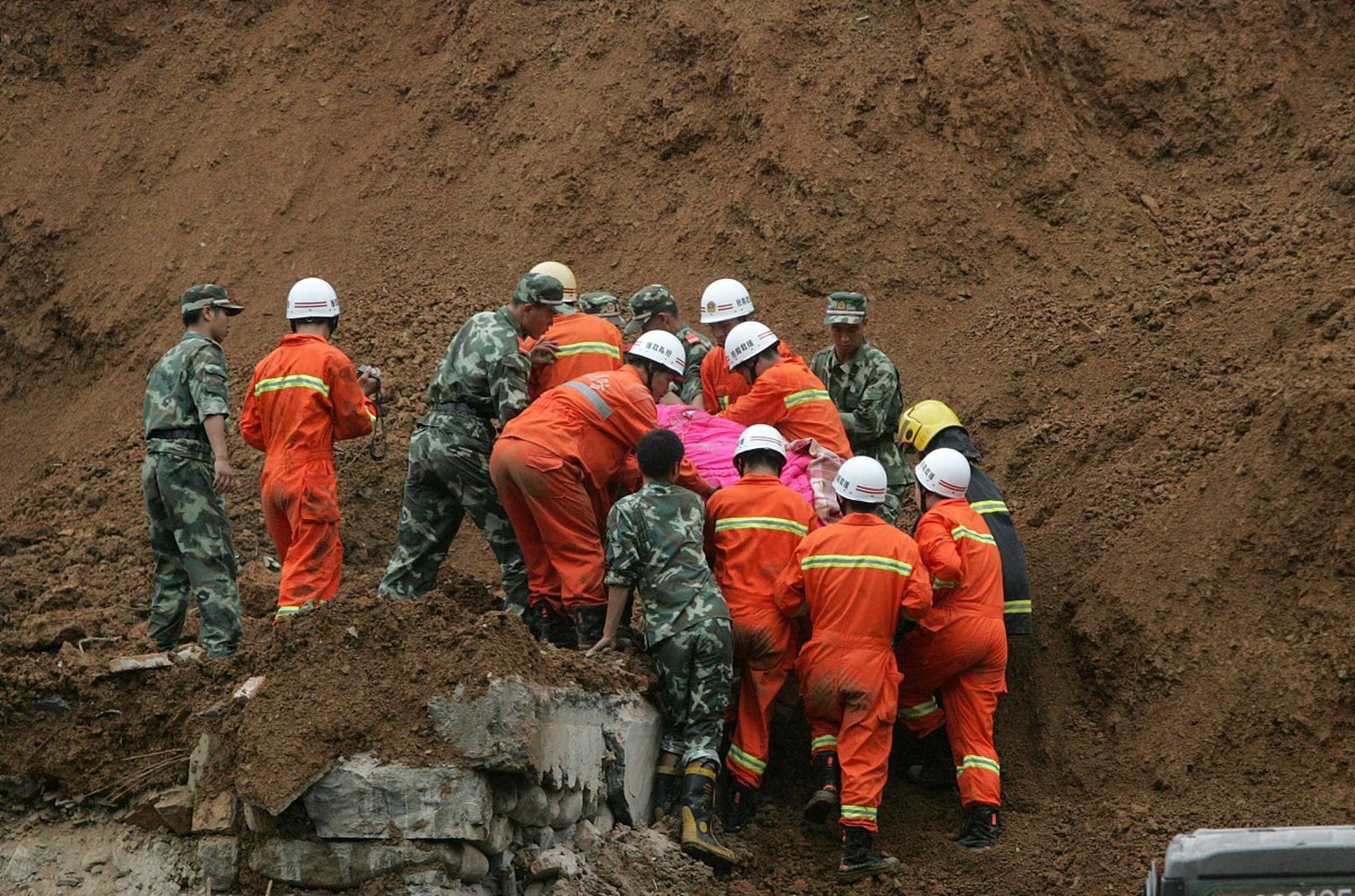 首先,面对地震灾害,政府和相关部门的协调和组织救援能力显得至关