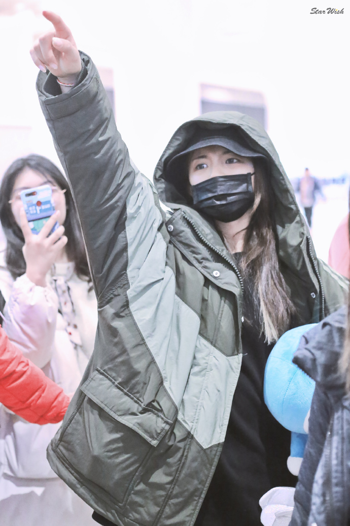 杨超越戴口罩穿军绿色外套现身机场,手里拿着玩偶少女心满满