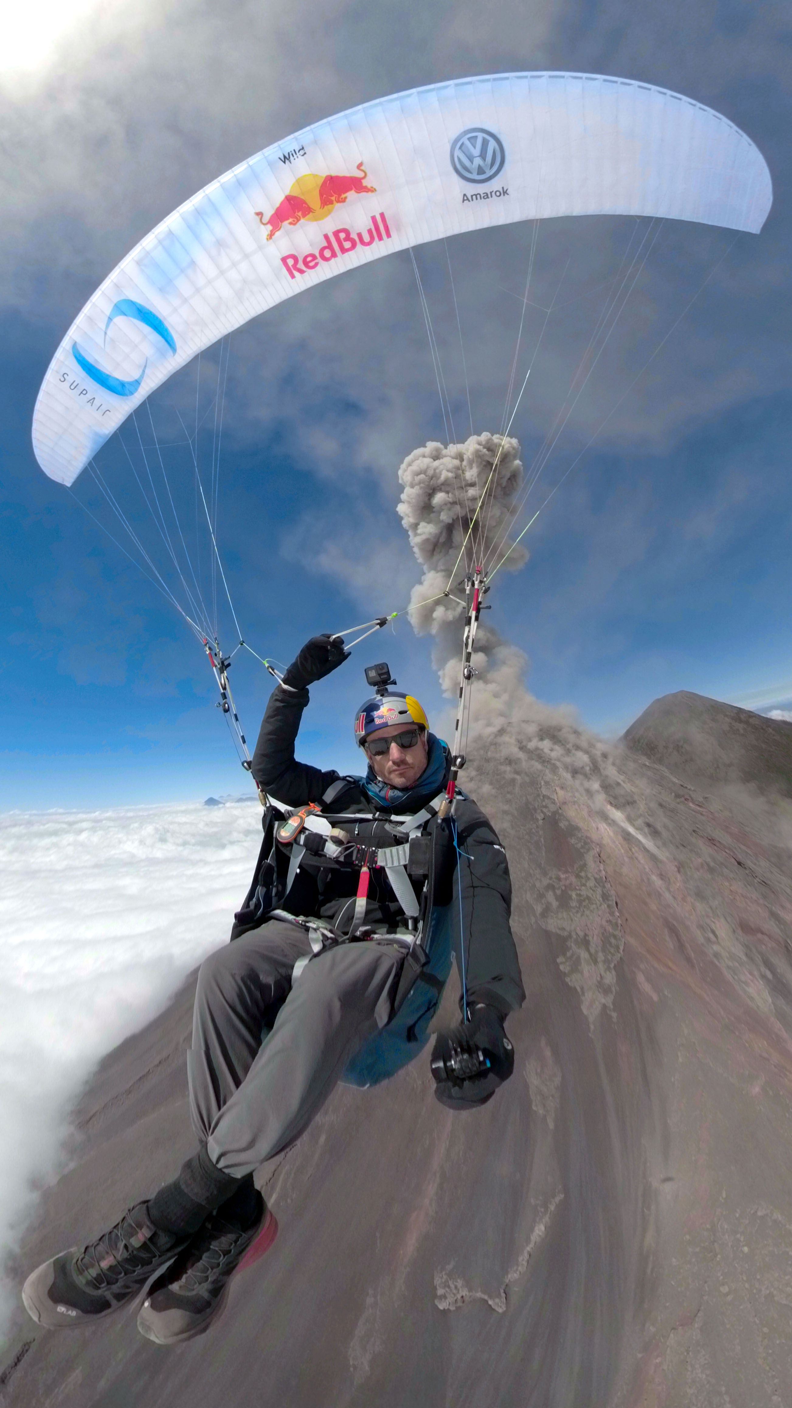 外国男子在活火山玩滑翔伞 360度围观火山喷发