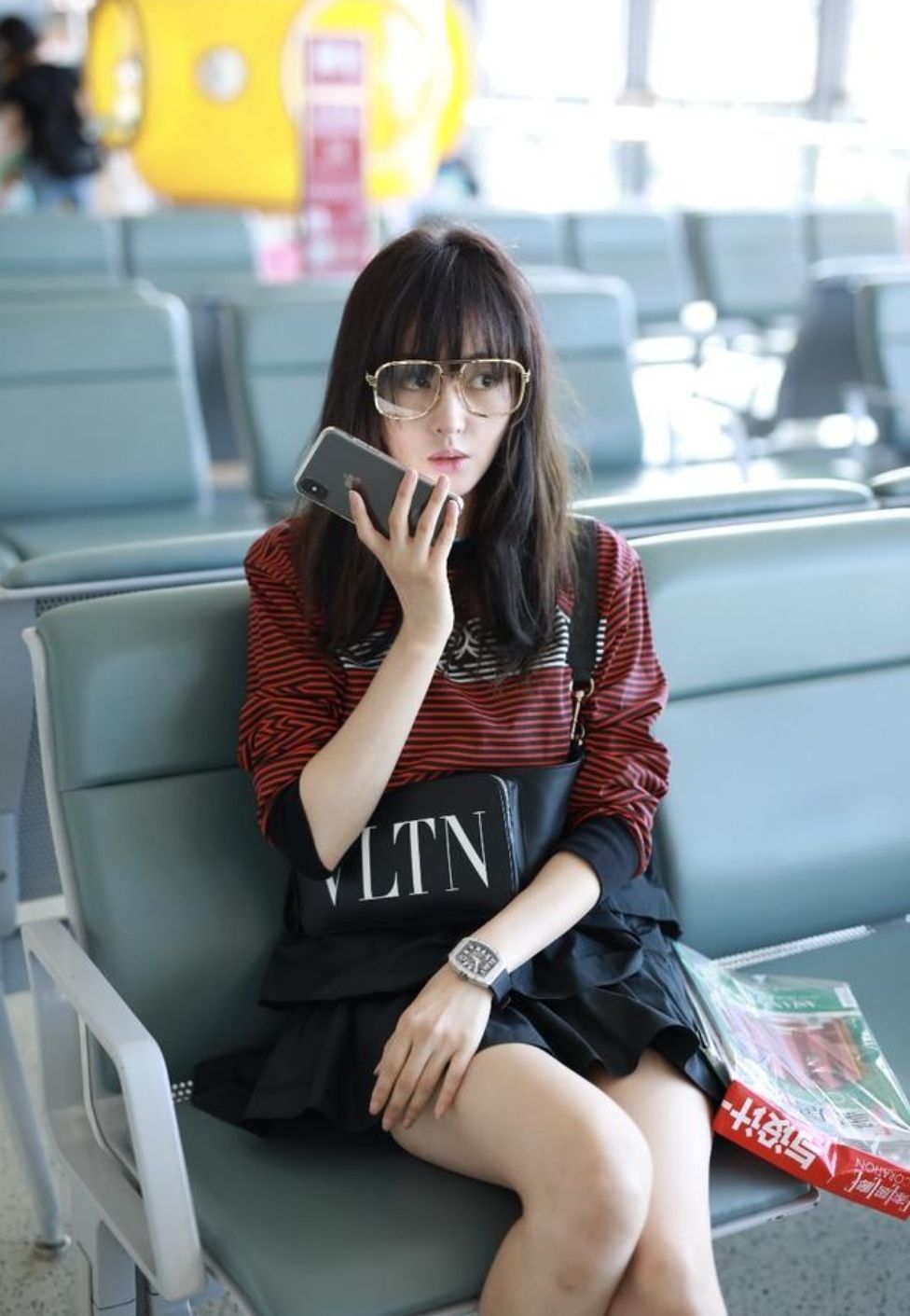 张天爱现身上海机场,坐姿优雅单手档 网友:这腿美到没话说!