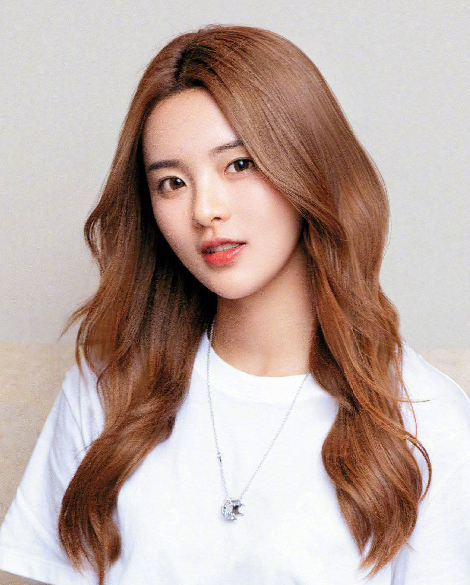 锦鲤女孩杨超越登封面,穿短袖清凉可爱,焦糖色卷发美如公主