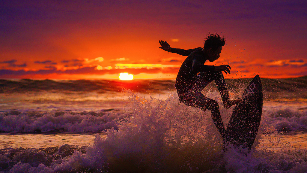 在最美的落日晚霞沙滩,遇见最赞冲浪勇士