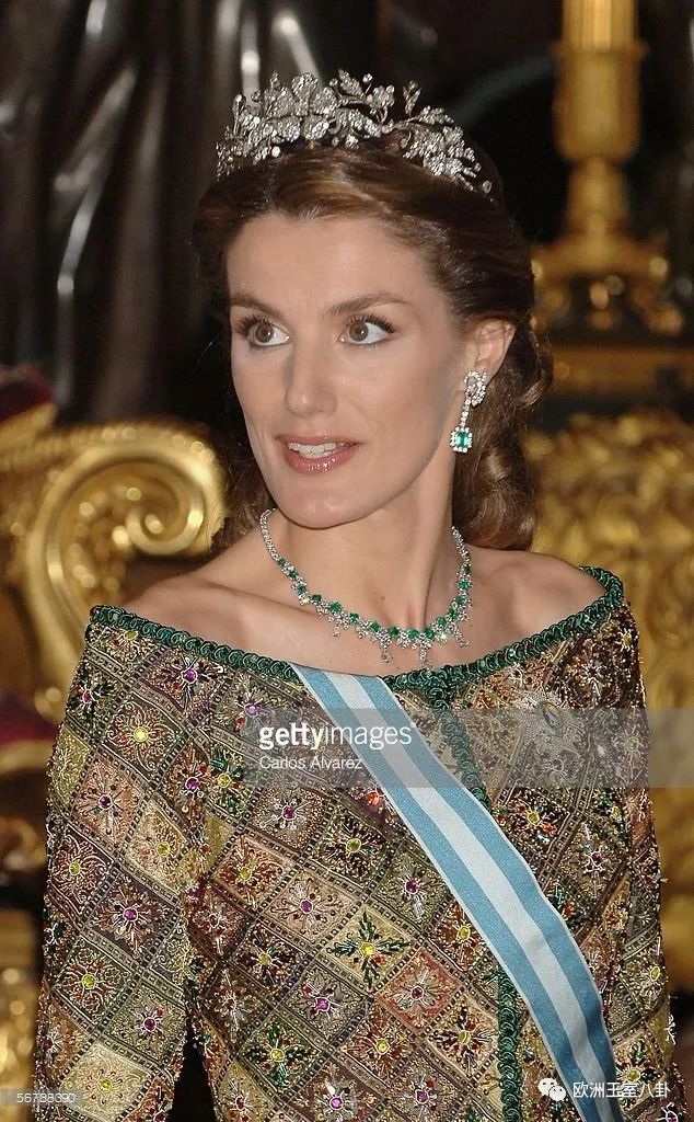 就借了耳环6,红宝套装西班牙王室大套珠宝乃至王冠的彩宝资源虽然虐