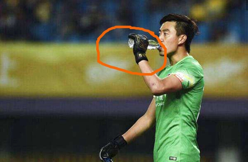 喝水哥被评为中超前12轮最佳门将!曾被寄10箱矿泉水羞辱