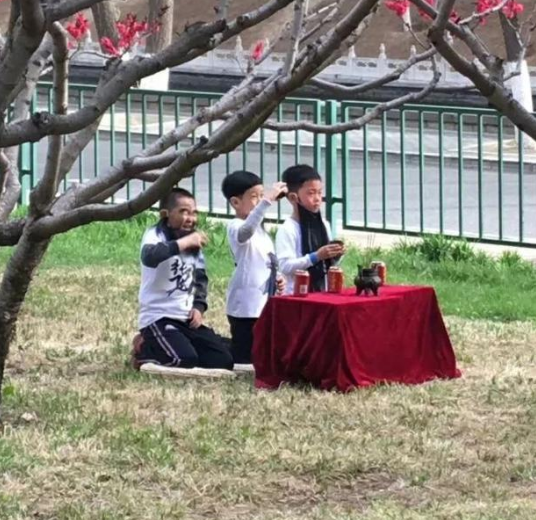 现在这些奇葩的小学生!都开始拜把子了吗?