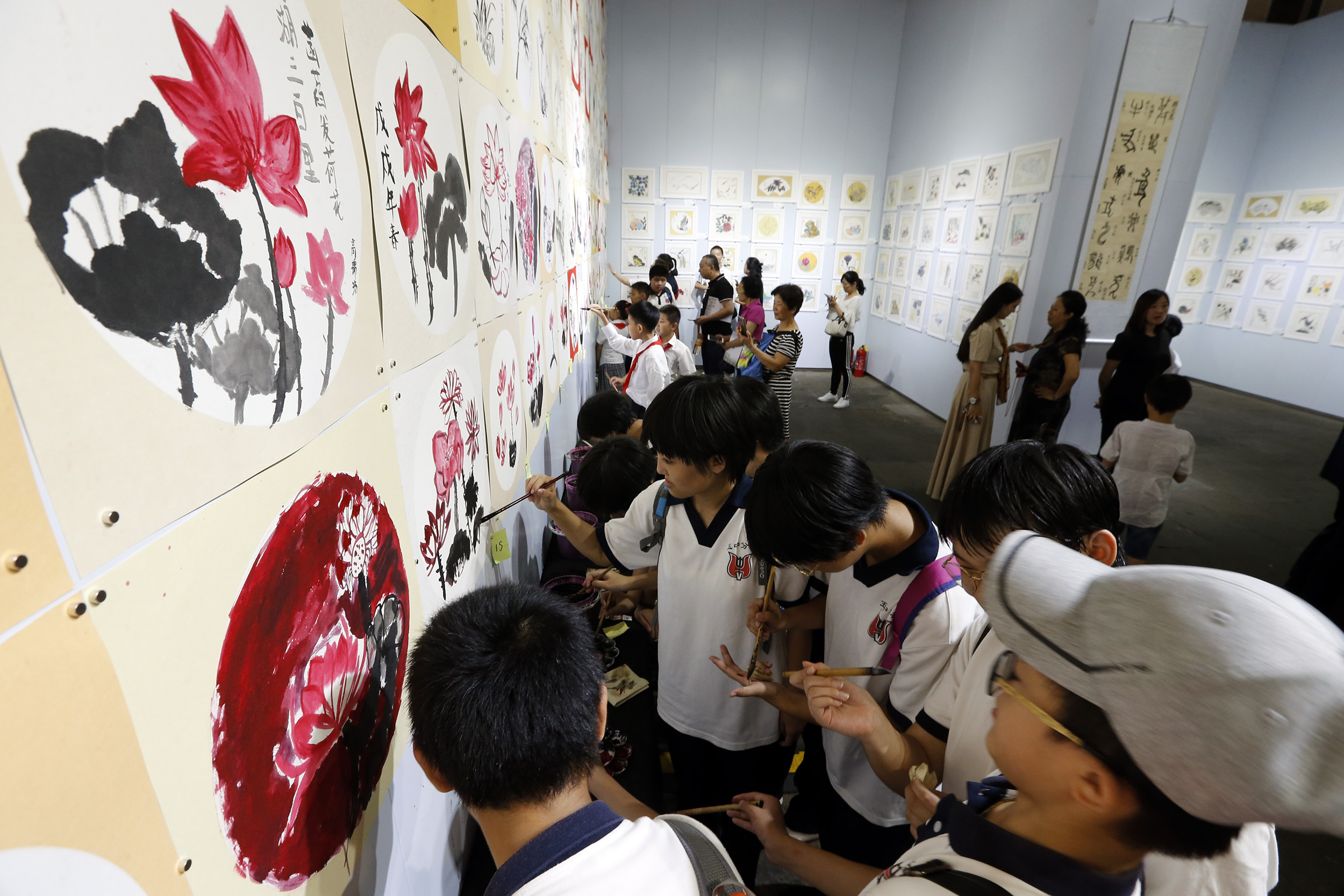 北京:学生国画展迎接新学期