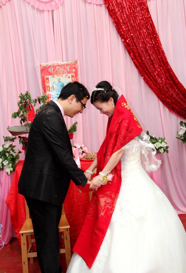 老板儿子结婚,同事送五百我送八百,第二天被老板娘叫去,乐开花