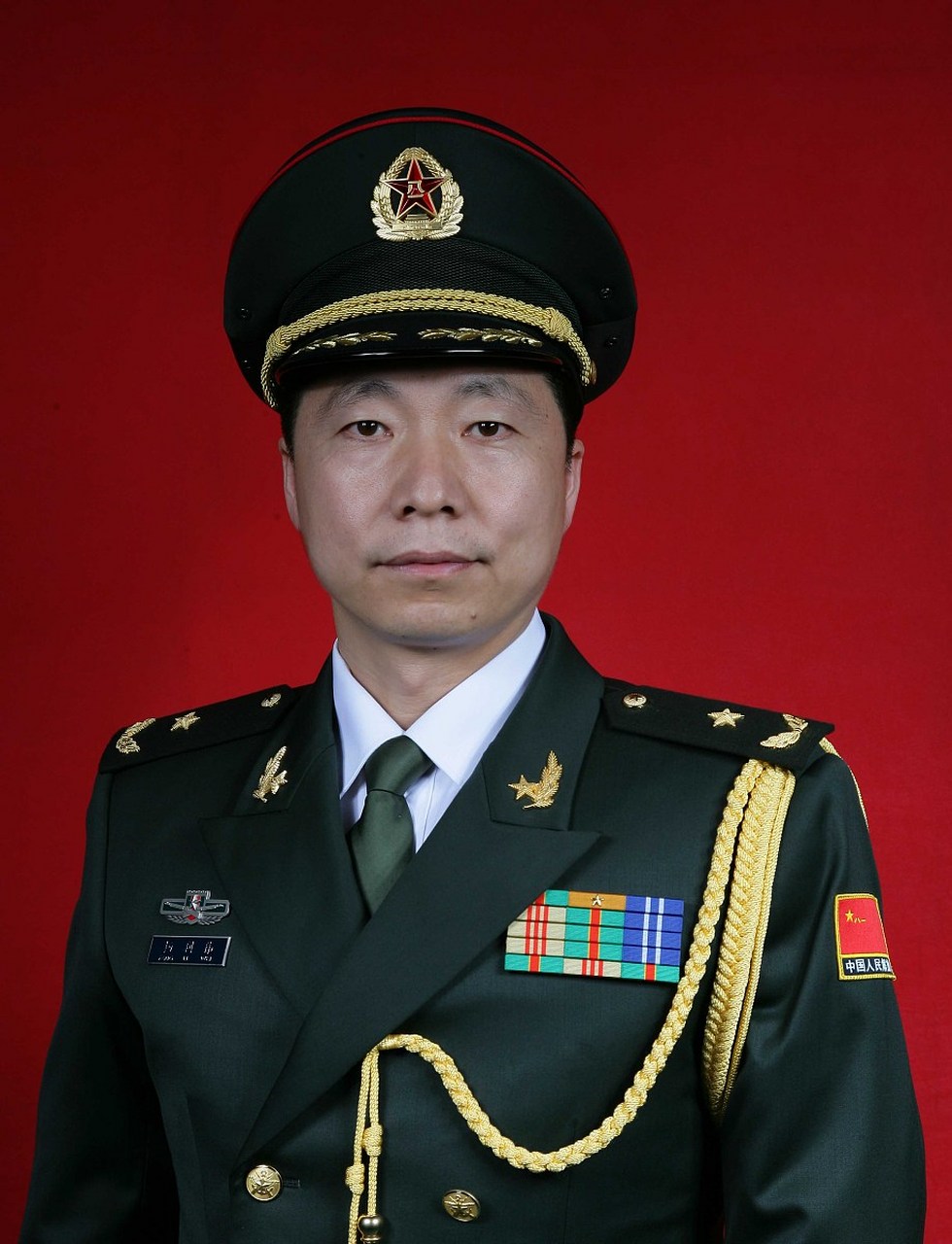 团里有两个副团长,一个姓李,一个姓郑,两人都是中校军衔,而且还都是