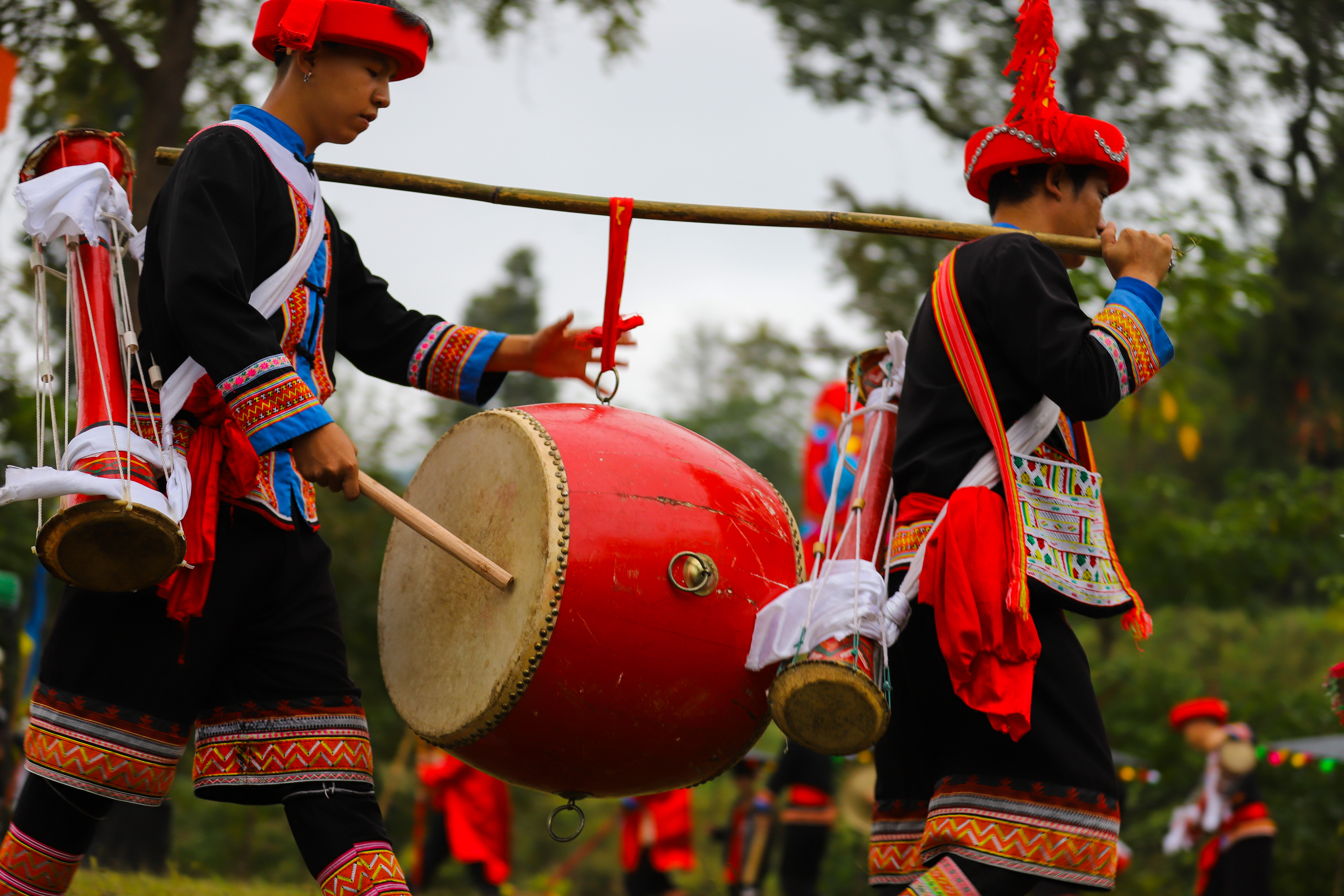 在瑶族婚恋过程有"对歌"做媒的(典型的以歌为媒),有"送伞"订婚的等.